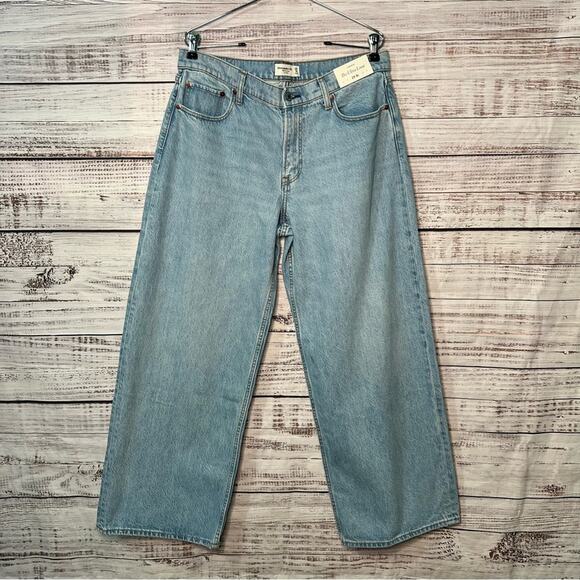 Abercrombie and Fitch 29 Short Low Rise Ultra Loose Jean Light Wash Denim NEW - Picture 1 of 8